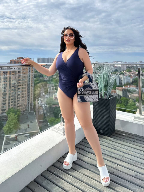 Суцільний купальник із поролоновими чашками