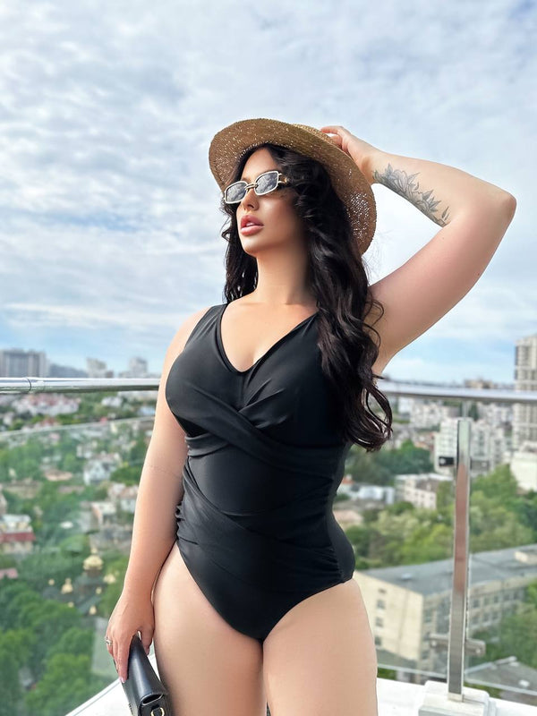 Суцільний купальник з ефектом утяжки та чашками
